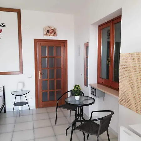 فندق مبيت وإفطار Pizzomunno E Cristalda 4*
